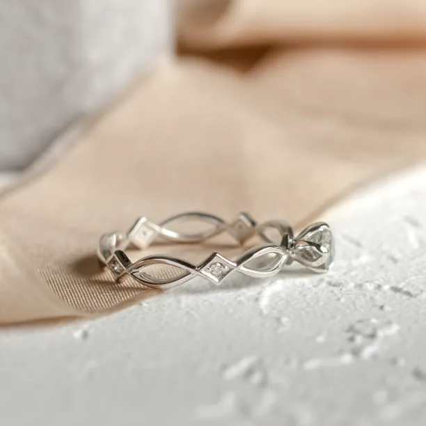 Propletený prsten QUEENZ se salt and pepper diamantem a postranními diamanty