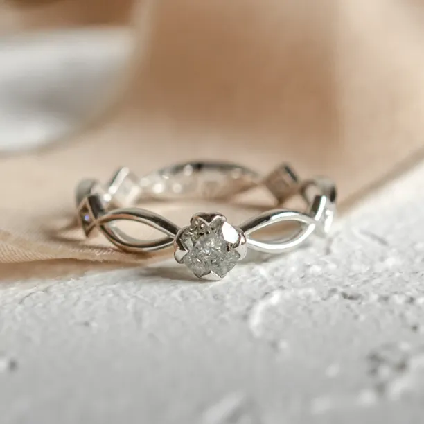 Propletený prsten QUEENZ se salt and pepper diamantem, detailní pohled