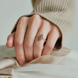 Prsten DOME se salt'n'pepper diamanty nošený na ruce