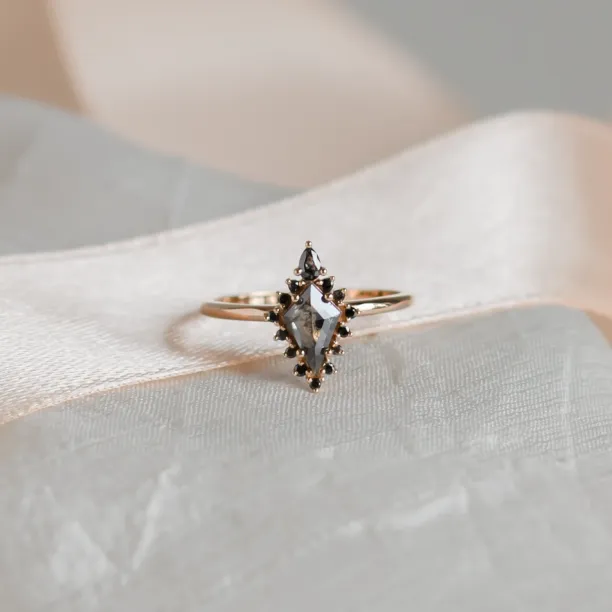 Prsten DOME z růžového zlata se salt'n'pepper diamanty v šikmém pohledu