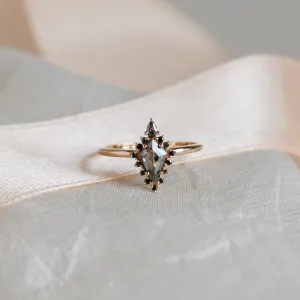 Prsten DOME z růžového zlata se salt'n'pepper diamanty v šikmém pohledu