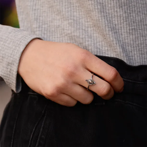 Prsten DOME se salt'n'pepper diamanty nošený na ruce