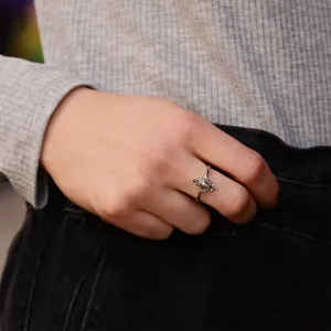 Prsten DOME se salt'n'pepper diamanty nošený na ruce