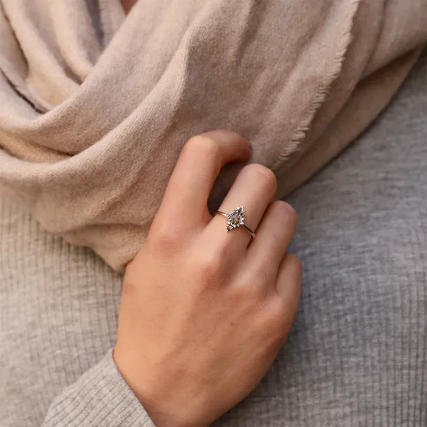 Prsten DOME se salt'n'pepper diamanty nošený na ruce
