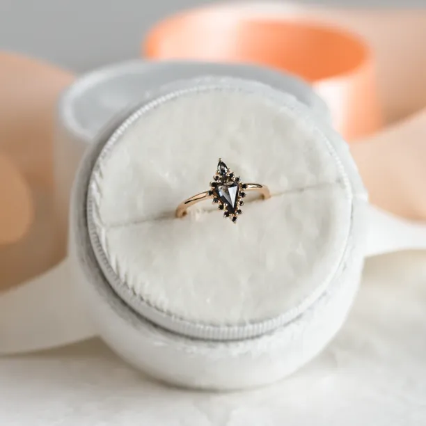 Zlatý prsten DOME se salt'n'pepper diamanty, detail na podušce