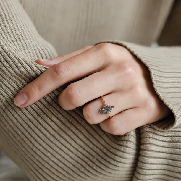 Prsten DOME se salt'n'pepper diamanty na ruce