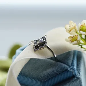 Detail prstenu DOME s diamantem salt'n'pepper ve tvaru kite