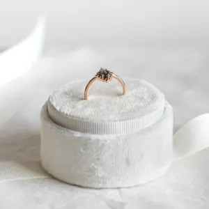 Zlatý prsten DOME se salt'n'pepper diamanty, pohled na zadní stranu osazení