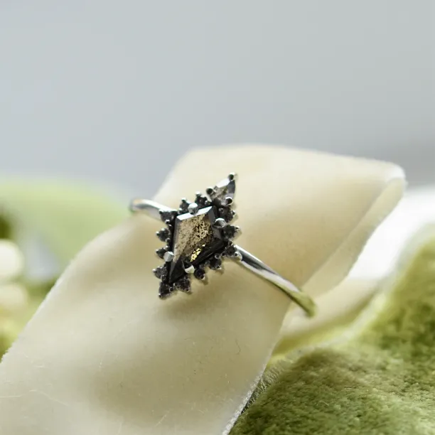 Originální zlatý prsten DOME se salt'n'pepper diamanty v šikmém detailu