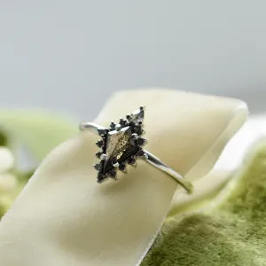 Originální zlatý prsten DOME se salt'n'pepper diamanty v šikmém detailu
