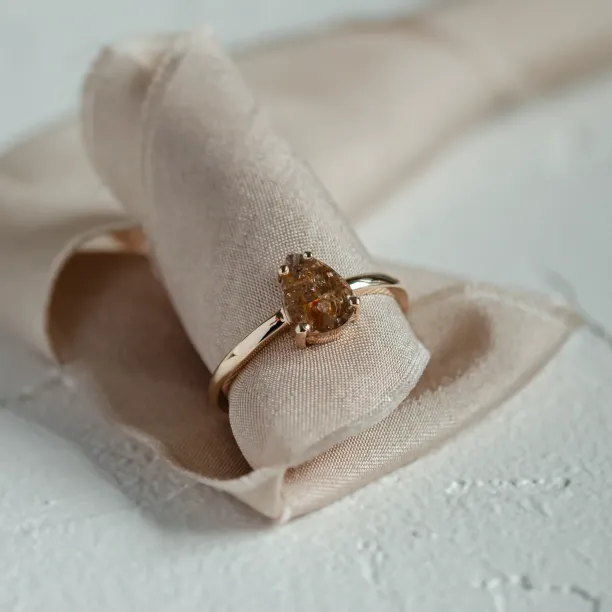 Detailní šikmý pohled na zlatý prsten BERTO s pear salt and pepper diamantem