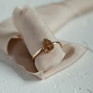 Detailní šikmý pohled na zlatý prsten BERTO s pear salt and pepper diamantem