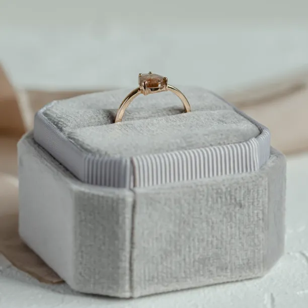 Boční pohled na zlatý prsten BERTO s vyvýšeným pear salt and pepper diamantem