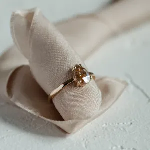 Detailní šikmý pohled na pear salt and pepper diamant ve zlatém prstenu BERTO