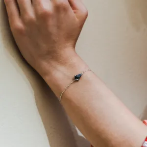 Zlatý náramek TELERI s mechovým achátem na ruce