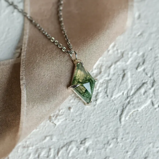 Gold necklace with kite moss agate QUENDI Image