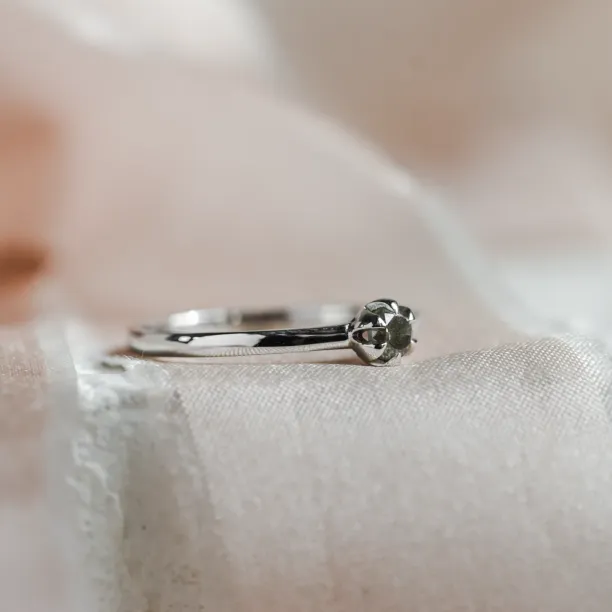Boční pohled na soliterový prsten GOTTARDO se salt'n'pepper diamantem