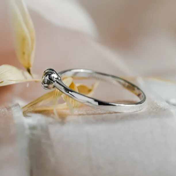 Šikmý detail solitérního zásnubního prstenu GOTTARDO se salt'n'pepper diamantem