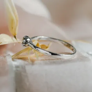 Šikmý detail solitérního zásnubního prstenu GOTTARDO se salt'n'pepper diamantem