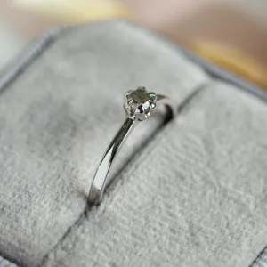 Detail salt'n'pepper diamantu v solitérním zásnubním prstenu GOTTARDO