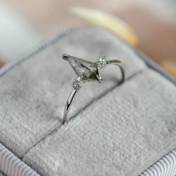Angled view of the VALENTINO gold engagement ring with its kite-shaped salt'n'pepper diamond