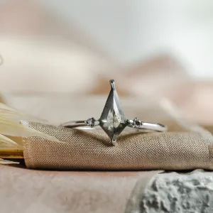 Front view of the VALENTINO gold engagement ring with a kite-shaped salt'n'pepper diamond