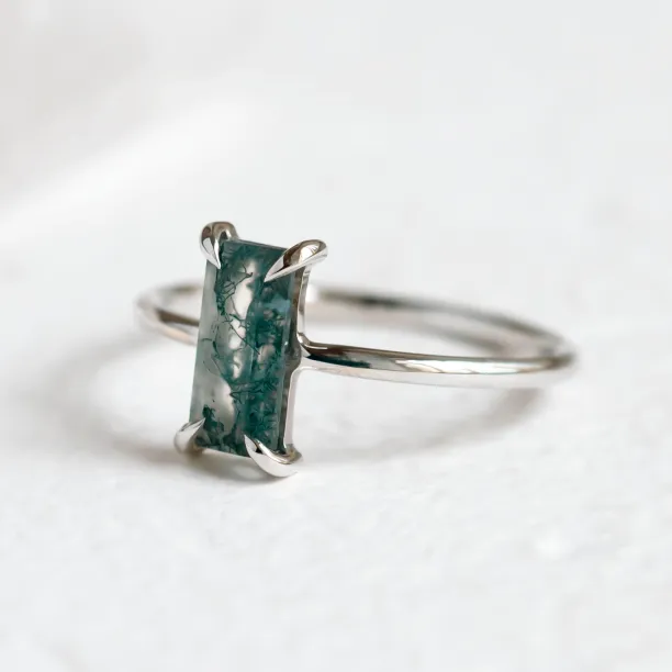 Angled view of the FAIRY ring with baguette moss agate