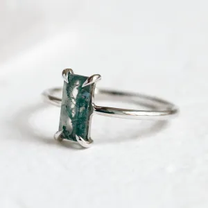 Angled view of the FAIRY ring with baguette moss agate