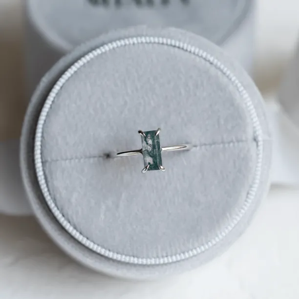 Top view of the FAIRY ring with baguette moss agate