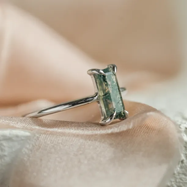 Side detail of the FAIRY ring with baguette moss agate