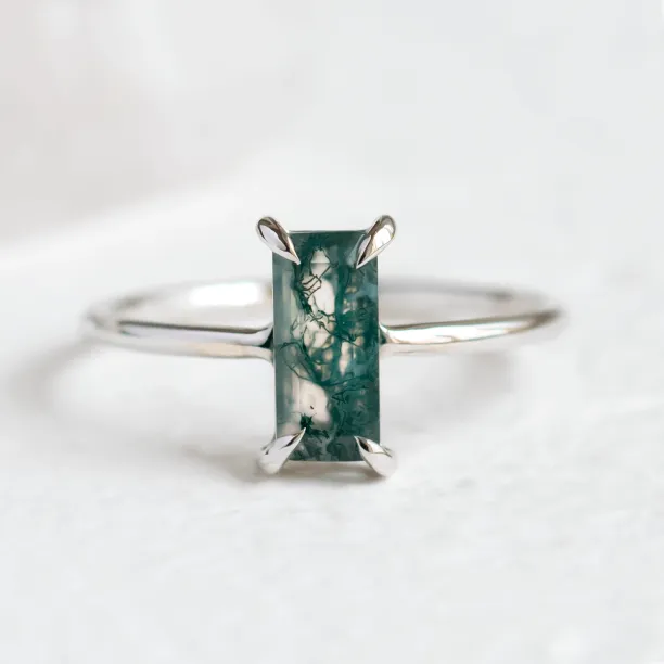 Close-up of the FAIRY ring with baguette moss agate