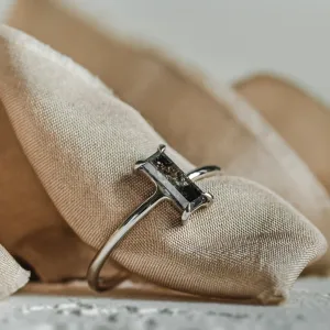 Prsten v art deco stylu se salt'n'pepper diamantem ERMANNO