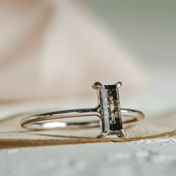 Prsten v art deco stylu se salt'n'pepper diamantem ERMANNO
