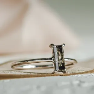 Prsten v art deco stylu se salt'n'pepper diamantem ERMANNO