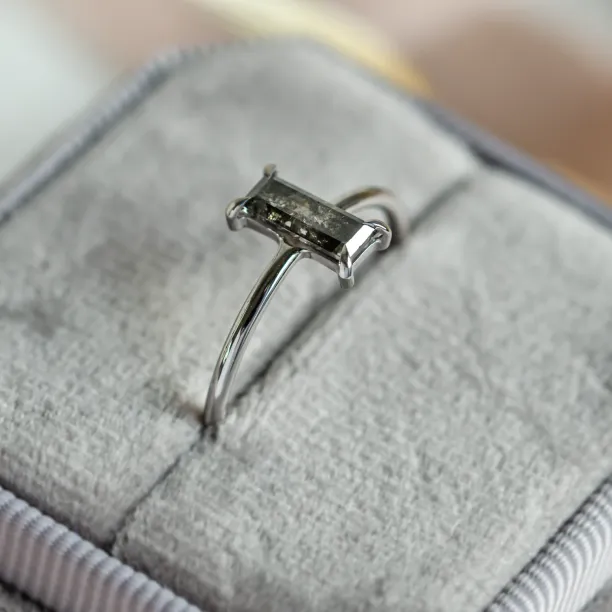 Prsten v art deco stylu se salt'n'pepper diamantem ERMANNO