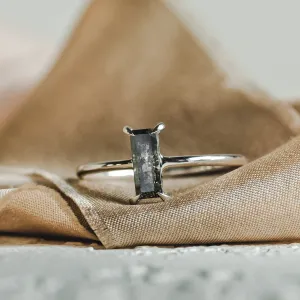Prsten v art deco stylu se salt'n'pepper diamantem ERMANNO