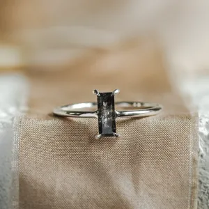 Prsten v art deco stylu se salt'n'pepper diamantem ERMANNO