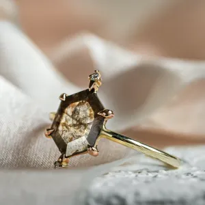 Zlatý prsten s hexagon salt'n'pepper diamantem ACHILLE