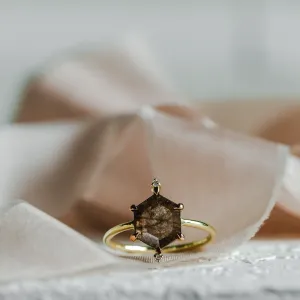 Zlatý prsten s hexagon salt'n'pepper diamantem ACHILLE