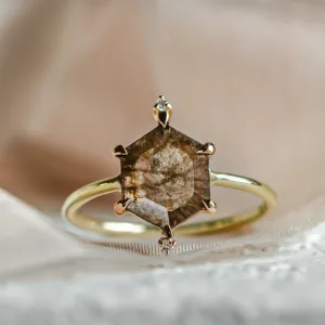 Zlatý prsten s hexagon salt'n'pepper diamantem ACHILLE