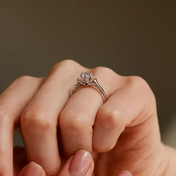Unusual engagement ring with lab-grown diamond RISTO Image
