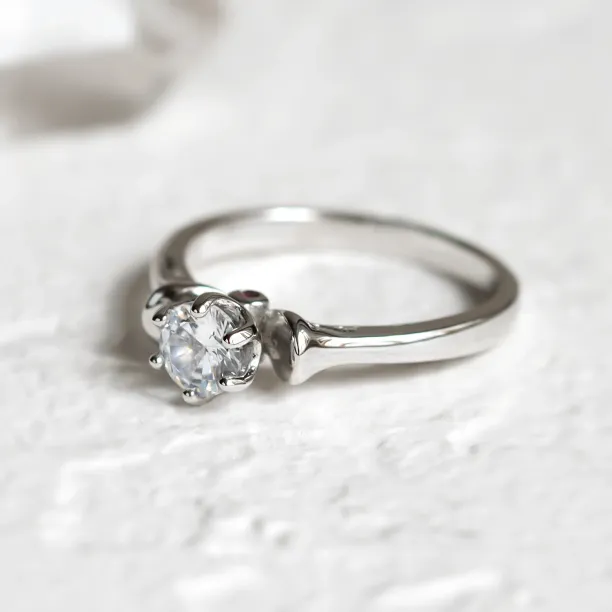 Unusual engagement ring with lab-grown diamond RISTO Image