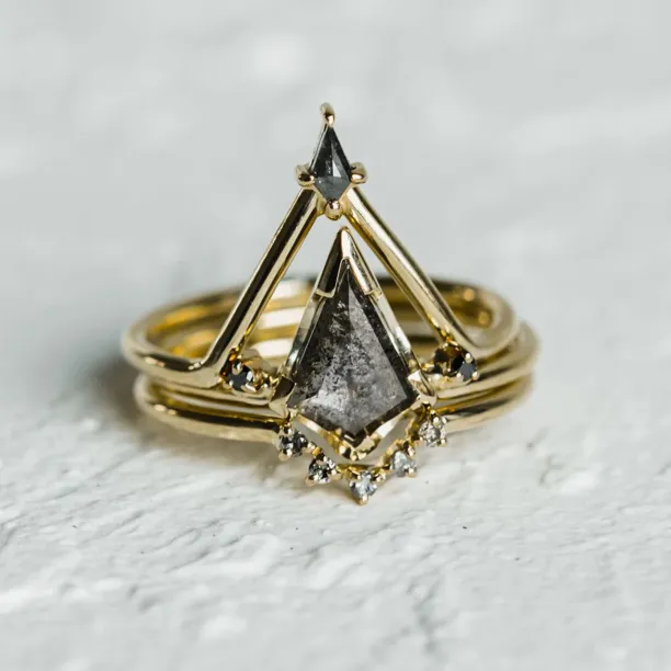 Detail zásnubního setu MEGHAN s diamantem salt'n'pepper ve tvaru kite