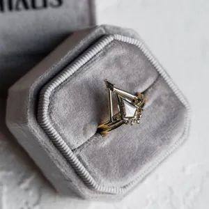 Šikmý pohled na zásnubní set MEGHAN se salt'n'pepper diamanty