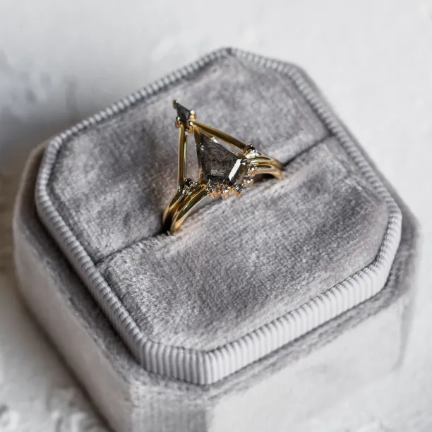 Boční detail zásnubního setu MEGHAN se salt'n'pepper diamanty