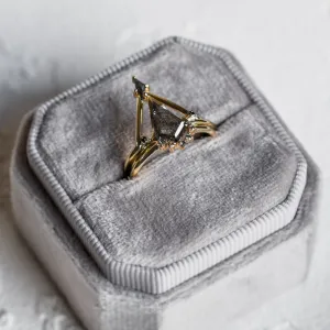 Boční detail zásnubního setu MEGHAN se salt'n'pepper diamanty