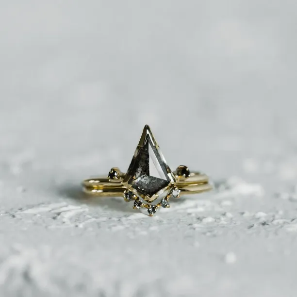 Detail diamantu salt'n'pepper ve tvaru kite v setu MEGHAN