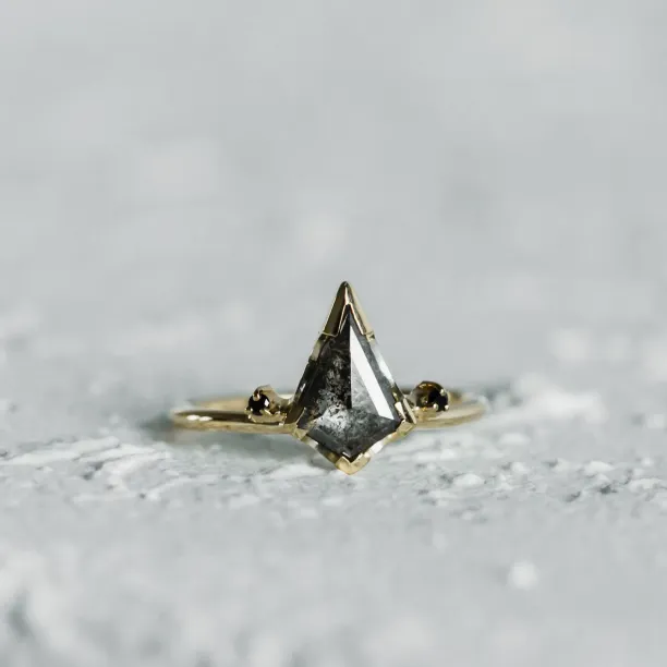 Detail zásnubního setu MEGHAN s diamantem salt'n'pepper ve tvaru kite