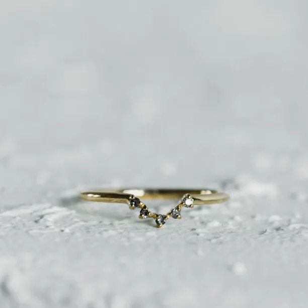 Detail zlatého prstenu ze zásnubního setu MEGHAN se salt'n'pepper diamanty