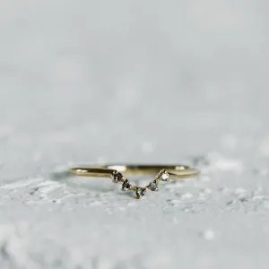 Detail zlatého prstenu ze zásnubního setu MEGHAN se salt'n'pepper diamanty